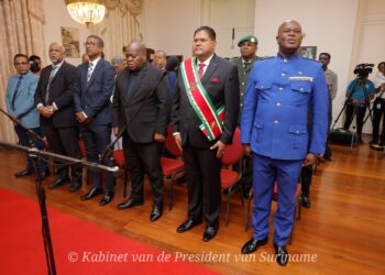 78c5318b 7669 40ac 8ccc 2b9292422407 Op zondag 1 december 2024 heeft het staashoofd Delano Landvreugd als minister van Binnenlandse Zaken (BIZA), Maurits Hassankhan als onderminister bij dit ministerie, en Sieuw Ramsukul als onderminister van Grondbeleid en Bosbeheer(GBB) beëdigd. Tijdens de ceremonie benadrukte het staatshoofd het belang van nationale belangen boven partijbelangen in de politiek.