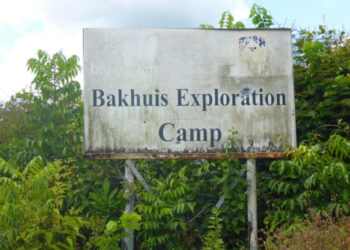 Bakhuis Exploration Camp Alcoa en BHP Billiton Een groep bezorgde burgers en organisaties heeft een open brief gericht aan de regering en de pers waarin zij hun ernstige zorgen uiten over de concessie die is verleend aan het Chinese mijnbouwbedrijf Chinalco voor activiteiten in het Bakhuisgebied. Het natuurgebied van 20.000 hectare, dat bekend staat om zijn rijke biodiversiteit, is van groot ecologisch, cultureel en economisch belang.