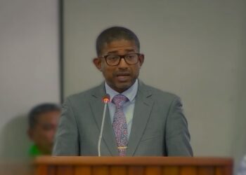 Delano Landvreugd biza minister Een van de meest opvallende veranderingen is de geplande toename van het aantal stembureaus naar 673, een forse stijging vergeleken met de 147 bureaus bij de vorige verkiezingen. Het voorlopige aantal kiesgerechtigden is vastgesteld op 401.000. De stembureaus worden strategisch geplaatst op basis van het aantal kiesgerechtigden per ressort, met een gemiddelde van 750 kiezers per bureau. In sommige ressorten worden extra bureaus toegevoegd om de bereikbaarheid en efficiëntie te garanderen, vooral in gebieden met grotere afstanden.