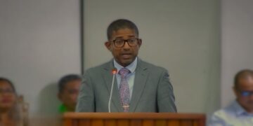 Delano Landvreugd biza minister Een van de meest opvallende veranderingen is de geplande toename van het aantal stembureaus naar 673, een forse stijging vergeleken met de 147 bureaus bij de vorige verkiezingen. Het voorlopige aantal kiesgerechtigden is vastgesteld op 401.000. De stembureaus worden strategisch geplaatst op basis van het aantal kiesgerechtigden per ressort, met een gemiddelde van 750 kiezers per bureau. In sommige ressorten worden extra bureaus toegevoegd om de bereikbaarheid en efficiëntie te garanderen, vooral in gebieden met grotere afstanden.