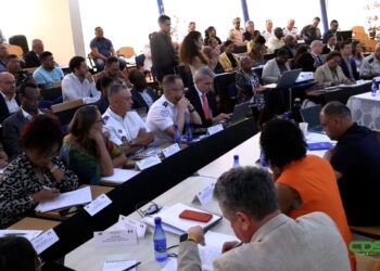 Frans River Council 1536x864 1 Deze bijeenkomst bracht vertegenwoordigers van Suriname en Frans-Guyana samen om grensoverschrijdende samenwerking te bevorderen en duurzame ontwikkeling in het grensgebied te versterken.