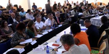 Frans River Council 1536x864 1 Deze bijeenkomst bracht vertegenwoordigers van Suriname en Frans-Guyana samen om grensoverschrijdende samenwerking te bevorderen en duurzame ontwikkeling in het grensgebied te versterken.