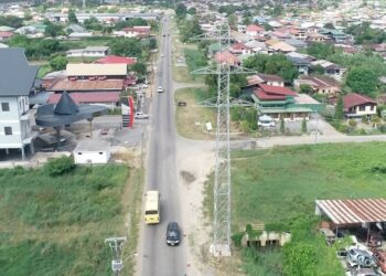 IMG 20241203 WA0024 De N.V. Energiebedrijven Suriname (EBS) boekt voortgang met de uitbreiding en versterking van het elektriciteitsnetwerk in het EPAR-gebied. Sinds juni werkt het bedrijf aan de aanleg van een nieuwe 110kV-transmissielijn tussen het onderstation aan de Toevluchtweg en een nieuw onderstation aan de 5e Rijweg.