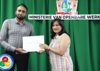 IMG 1054 1536x1024 1 Het ministerie van Economische Zaken, Ondernemerschap en Technologische Innovatie (EZ) heeft in samenwerking met het ministerie van Openbare Werken (OW) een beoordelingscommissie geïnstalleerd die verantwoordelijk is voor de uitvoering van artikel 7 van het Staatsbesluit Vakbekwaamheidscriteria, Beoordelingscommissie en Beroepenregister (S.B. 2024 no.62). Deze stap is gericht op het ordenen en versterken van de bouw- en constructiesector in Suriname. De officiële installatie vond plaats in het gebouw van OW en werd geleid door minister Rishma Kuldipsingh.