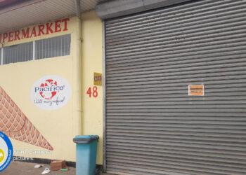 Image 2024 12 09 at 19.34.42 De Economische Controle Dienst (ECD) van het ministerie van Economische Zaken, Ondernemerschap en Technologische Innovatie (EZ) heeft op maandag 9 december 2024 strenge controles uitgevoerd in de gebieden Pontbuiten en Latour. Tijdens deze inspecties werden meerdere supermarkten gecontroleerd op naleving van economische wet- en regelgeving.