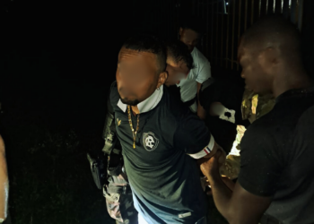 JIT e1734705155653 Een door de autoriteiten in Frans-Guyana gezochte Braziliaanse verdachte is gisteravond door het Justitieel Interventie Team (JIT) aangehouden in Suriname. De man wordt verdacht van moord en andere ernstige strafbare feiten. Na zijn misdrijven was hij naar Suriname gevlucht en hield hij zich schuil in een appartement in Noord.