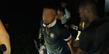 JIT e1734705155653 Een door de autoriteiten in Frans-Guyana gezochte Braziliaanse verdachte is gisteravond door het Justitieel Interventie Team (JIT) aangehouden in Suriname. De man wordt verdacht van moord en andere ernstige strafbare feiten. Na zijn misdrijven was hij naar Suriname gevlucht en hield hij zich schuil in een appartement in Noord.