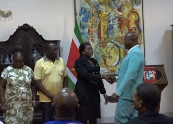 Jordan Het onderwijsbeleid krijgt de komende maanden een extra impuls in aanloop naar de verkiezingen. Dit stelde president Chandrikapersad Santokhi vandaag bij de beëdiging van Genevievre Jordan tot onderminister op het ministerie van Onderwijs, Wetenschap en Cultuur. Het staatshoofd geeft aan dat Jordan haar ervaring en deskundigheid zal inzetten om het beleid op het ministerie te versterken.