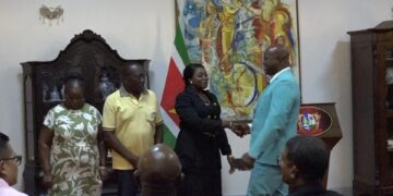 Jordan Het onderwijsbeleid krijgt de komende maanden een extra impuls in aanloop naar de verkiezingen. Dit stelde president Chandrikapersad Santokhi vandaag bij de beëdiging van Genevievre Jordan tot onderminister op het ministerie van Onderwijs, Wetenschap en Cultuur. Het staatshoofd geeft aan dat Jordan haar ervaring en deskundigheid zal inzetten om het beleid op het ministerie te versterken.