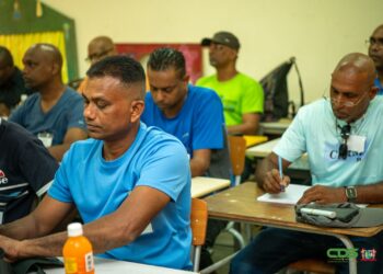 KPA 3 De training wordt verzorgd door de Academie voor Kunst en Cultuur Onderwijs (AHKCO) en ging op 9 december 2024 officieel van start op het Surinaams Pedagogisch Instituut (SPI). Volgens Bies Somai, directeur Operationele Diensten van het KPA, speelt casemanagement een cruciale rol in het begeleiden van gedetineerden naar een succesvolle re-integratie in de maatschappij.