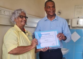 PERSBERICHT Prachtig initiatief van Stichting DOVE3 e1734192443889 Op 13 december 2024 heeft Stichting D.O.V.E. een belangrijke bijdrage geleverd aan het Diakonessenhuis door nieuwe apparatuur te schenken aan de gynaecologieafdeling.