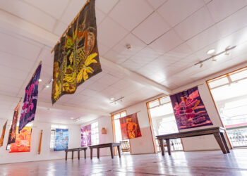 PERSFOTO Batik series by Sri Irodikromo Met haar nieuwste serie batikkunst, getiteld “Harvesting Hope: Resilient Women of Suriname”, brengt kunstenares Sri Irodikromo een krachtig eerbetoon aan Surinaamse vrouwen.