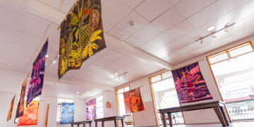Sri Irodikromo eert Surinaamse vrouwen met kleurrijke Batik in Readytex Art Gallery