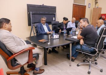RVI 04 1536x1024 1 President Chandrikapersad Santokhi heeft samen met het RVI-team, onder leiding van minister Stanley Raghoebarsing van Financiën en Planning, een belangrijke vervolgbijeenkomst gehouden over de uitvoering van het spaarprogramma “Royalties voor Iedereen” (RVI).