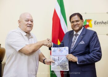 SPILL 3 2048x1366 1 President Chandrikapersad Santokhi heeft het herziene Nationaal Oil Spill Contingency Plan (NOSCP) officieel in ontvangst genomen. Het document werd overhandigd door kolonel Jerry Slijngard, voorzitter van de NOSCP-stuurgroep. Dit plan is bedoeld om adequaat te kunnen reageren op olierampen, zowel op zee als op land.