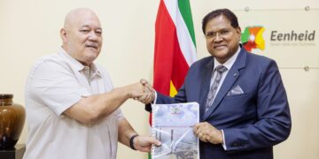 President Santokhi ontvangt herziene versie van Nationaal Oil Spill Contingency Plan