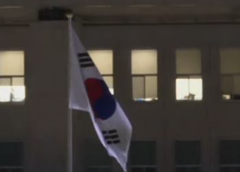 Screenshot 2024 12 03 183550 Het Zuid-Koreaans kabinet heeft besloten de militaire noodtoestand op te heffen, nadat het parlement zich tegen de maatregel had uitgesproken. President Yoon Suk-yeol had eerder aangekondigd de maatregel in te trekken. Yoon, die te maken heeft met lage populariteit, kondigde de noodtoestand dinsdag af.