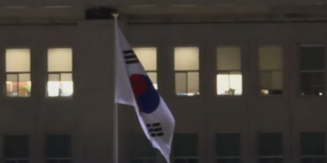 Screenshot 2024 12 03 183550 Het Zuid-Koreaans kabinet heeft besloten de militaire noodtoestand op te heffen, nadat het parlement zich tegen de maatregel had uitgesproken. President Yoon Suk-yeol had eerder aangekondigd de maatregel in te trekken. Yoon, die te maken heeft met lage populariteit, kondigde de noodtoestand dinsdag af.