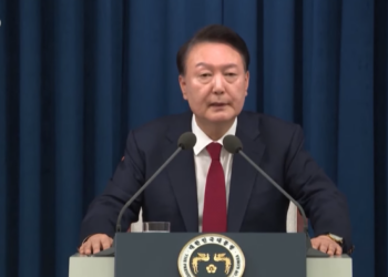 Screenshot 2024 12 03 183628 In een onverwachte televisietoespraak heeft de Zuid-Koreaanse president Yoon Suk-yeol de noodtoestand uitgeroepen. Hij beschuldigde de oppositie, die de meerderheid heeft in het parlement, van het ondermijnen van de regering en het steunen van Noord-Korea dat hij beschouwt als een grote bedreiging voor de nationale veiligheid.