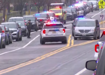 Screenshot 2024 12 17 131730 Bij een schietpartij in Wisconsin, een staat in de Verenigde Staten, zijn meerdere doden en gewonden gevallen, volgens de laatste updates van lokale autoriteiten en media. Het incident vond plaats op een drukke locatie in de stad Madison, waar paniek uitbrak toen een gewapende man het vuur opende op voorbijgangers.