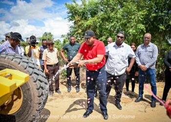 WhatsApp Image 2024 11 30 at 14.48.02 De regering heeft zaterdag het officiële startsein gegeven voor de asfaltering van drie wegen in het district Wanica. Het gaat om de Verlengde Sastrodisoemaweg, de Zwampweg en de Sabanweg, die onderdeel zijn van het Nationaal Infrastructuur Programma (NIP).