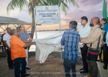 WhatsApp Image 2024 12 02 at 11.15.42 2048x1366 1 De gemeenschap van Meerzorg in het district Commewijne heeft een belangrijke infrastructuurverbetering gevierd met de ingebruikname van een nieuwe betonnen veersteiger op zondag 1 december. President Chandrikapersad Santokhi en minister Riad Nurmohamed van Openbare Werken (OW) verrichtten de opening, in het bijzijn van lokale functionarissen en buurtbewoners.