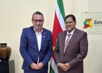 WhatsApp Image 2024 12 13 at 8.13.28 AM e1734200198158 President Chan Santokhi heeft een delegatie onder leiding van de Nederlandse politicus Richard de Mos ontvangen voor gesprekken over handelsbetrekkingen en mogelijke samenwerkingsverbanden tussen Suriname en Nederland. De delegatie van Hart voor Den Haag is op een fact-finding missie in Suriname om economische kansen te verkennen en stedenbanden nieuw leven in te blazen.