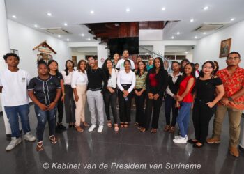 WhatsApp Image 2024 12 14 at 21.59.53 2048x1365 1 President Chandrikapersad Santokhi installeerde op vrijdag 13 december 2024 de eerste groep Mental Health Ambassadeurs in het district Nickerie. Dit initiatief is bedoeld om de mentale gezondheid van jongeren te bevorderen door hen directe ondersteuning te bieden via getrainde leeftijdsgenoten.
