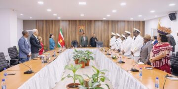 WhatsApp Image 2024 12 17 at 6.19.23 AM De hoogste gezagsdragers van Surinaamse tribale en inheemse volken hebben een gezamenlijke oproep gedaan aan de Afro-Caribische diaspora. Deze leiders, georganiseerd onder de naam Fiti Makandra, vragen aandacht voor een historische mijlpaal: de reactie op de excuses die koning Willem-Alexander van Nederland heeft uitgesproken voor het leed veroorzaakt door slavernij.