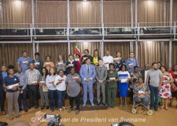 WhatsApp Image 2024 12 19 at 21.01.40 De Foundation for Research and Development in Caribbean Communities (FRDCC) heeft met steun van de Chinese ambassade een project gelanceerd om 28 opvanginstellingen in Suriname te ondersteunen met voedingsvouchers.