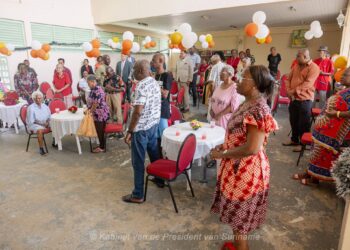 WhatsApp Image 2024 12 23 at 17.36.32 1 2048x1366 1 President Chandrikapersad Santokhi vierde op een bijzondere manier kerst met de senioren van Huize Ashiana. Tijdens zijn bezoek aan het bejaardentehuis, een historisch moment omdat hij de eerste president is die het tehuis bezoekt, bracht het staatshoofd niet alleen tijd door met de bewoners, maar bood hij ook concrete hulp aan de instelling.