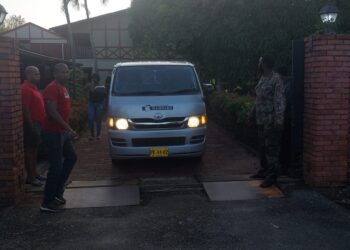 Vanochtend op 25 december 2024 is het lijkenwagen gearriveerd bij Desi Bouterse zijn residentie en is daarna vervoerd naar het mortuarium van het Academisch Ziekenhuis Paramaribo