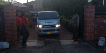 Vanochtend op 25 december 2024 is het lijkenwagen gearriveerd bij Desi Bouterse zijn residentie en is daarna vervoerd naar het mortuarium van het Academisch Ziekenhuis Paramaribo
