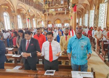 WhatsApp Image 2024 12 25 at 17.24.40 2048x1536 1 President Chandrikapersad Santokhi heeft op eerste kerstdag de kerstdienst in de Kathedrale Basiliek van Sint Petrus en Paulus bijgewoond. De viering stond in het teken van de boodschap van hoop en liefde die de geboorte van Jezus Christus symboliseert.
