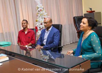 WhatsApp Image 2024 12 28 at 6.24.26 PM President Chandrikapersad Santokhi heeft op het kabinet van de President een exemplaar van het boek "Shrimad Bhagavad Gita" in ontvangst genomen. Het boek werd hem aangeboden door Shyam Bansi, voorzitter van Stichting Nrsingh, die al jaren werkt aan het verspreiden van dit heilige geschrift binnen de Surinaamse gemeenschap.