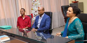 President Santokhi ontvangt Shrimad Bhagavad Gita van Stichting Nrsingh