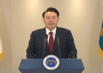 Yoon Suk Yeol De president van Zuid-Korea, Yoon Suk Yeol, is officieel afgezet na een historische impeachmentprocedure die het land in een diepe politieke crisis heeft gestort. Het parlement stemde met een overweldigende meerderheid voor de afzetting, waarmee een turbulent hoofdstuk in de Zuid-Koreaanse politiek wordt afgesloten.