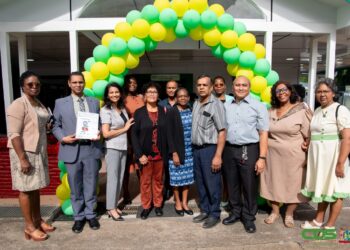 ZW 3 1536x982 1 De prenatale zorg in Suriname heeft een belangrijke stap richting digitalisering gezet met de introductie van het Perinatal Information System (SIP). Dit nieuwe digitale systeem vervangt de papieren dossiers die tot nu toe werden gebruikt bij zwangerschapscontroles.