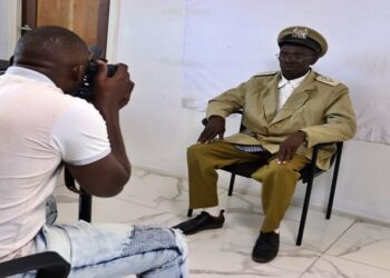 badges traditioneel gezag doasb Het ministerie van Regionale Ontwikkeling en Sport (ROS) heeft het badgesproject voor traditionele gezagsdragers uitgebreid naar de stad. Sinds vrijdag 6 december kunnen gezagsdragers wekelijks terecht op het kantoor van het Directoraat Duurzame Ontwikkeling Afro-Surinamers Binnenland (DDOASB) in Paramaribo voor het laten aanmaken van officiële identificatiebadges. De sessies vinden plaats elke vrijdag tussen 09:00 en 12:00 uur.