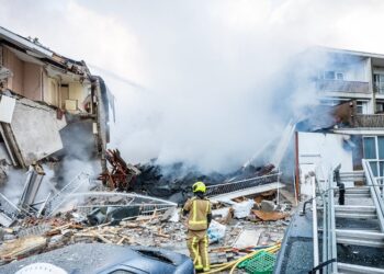 brand den haag 1 De ramp van zaterdag 7 december heeft tot nu toe vijf levens geëist, terwijl reddingsteams de hele nacht doorgaan met zoeken naar mogelijke overlevenden onder het puin. Hulpdiensten zijn nog bezig om te achterhalen hoeveel mensen mogelijk vermist zijn.