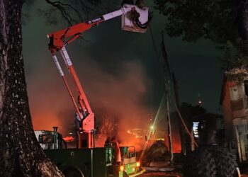 brand nassylaan2 De verwoestende brand die gisteravond twee houten panden aan de Nassylaan volledig in de as legde, onderstreept de zorgen van de brandweer over leegstaande gebouwen in de binnenstad.