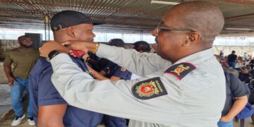 brandweerbevordering 2024 Bij het Korps Brandweer Suriname werden op vrijdag 28 december 197 brandweermannen bevorderd tot ‘naast hogere rang,’ zoals de term officieel luidt. Daartussen zaten twee Commandeurs, een aantal Hoofdofficieren en zo een 150 manschappen.