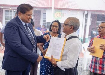 chan gbb saramacca President Santokhi benadrukte dat het verkrijgen van grond een recht is van elke burger. Hij stelde dat in de afgelopen jaren meer dan 20.000 mensen een grondperceel hebben ontvangen. De regering zet zich in om percelen die moeilijk toegankelijk zijn, beter bereikbaar te maken door de aanleg van wegen. Ook zal worden gezorgd voor aansluiting op water en elektriciteit.