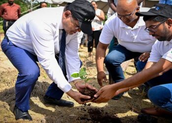 chan markoesa President Chandrikapersad Santokhi gaf maandag 2 december 2024 het startsein voor de Farmer Field School (FFS) in Wanica, gericht op de teelt van markoesa.