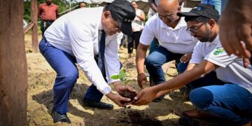 chan markoesa President Chandrikapersad Santokhi gaf maandag 2 december 2024 het startsein voor de Farmer Field School (FFS) in Wanica, gericht op de teelt van markoesa.