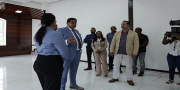 chan perscentrum Bepaalde delen van die plannen worden al uitgevoerd door het Paramaribo Urban RehabilitationProgram, PURP, en ook de particulier zou al bezig zijn met voorbereidingen. In verband met de uitvoering zal het noodzakelijk zijn staatsgebouwen, inclusief monumentale panden, af te stoten. De vraag “horen die nog hier thuis?” is gesteld en met het drukker worden van het stadscentrum en de files ingedachte, zijn die panden in kaart gebracht en de waarde vastgesteld. Daarna is bekeken hoeveel er verkocht kunnen worden. De inkomsten zijn bestemd voor het opzetten van een High Rise gebouw, eventueel twee, voor de overheid, waarin alle ministeries, departementen etc. ondergebracht zullen worden.