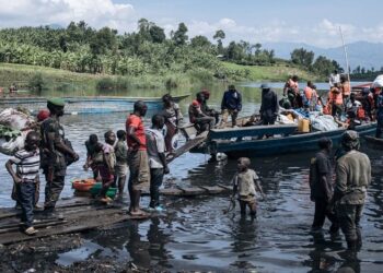 congo bootongeluk In de Democratische Republiek Congo zijn minstens 25 mensen omgekomen bij een bootongeluk op de Fimi-rivier. Tientallen anderen worden nog vermist, volgens berichten van lokale functionarissen en bewoners. Het ongeval vond plaats kort na vertrek uit de stad Inongo, ten noordoosten van de hoofdstad Kinshasa.