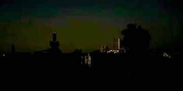 cuba stroomuitval In de vroege ochtend van woensdag is het nationale elektriciteitsnet van Cuba volledig ingestort, nadat de grootste elektriciteitscentrale van het land, Antonio Guiteras in Matanzas, uitviel.