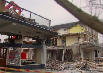 den haag explosie De Nederlandse politie heeft gisteravond drie mannen gearresteerd in verband met de explosies die plaatsvonden in een portiekflat in Den Haag.