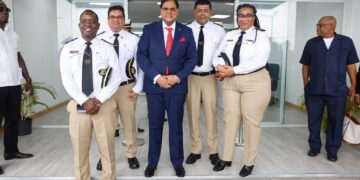 douane 1 1536x1025 1 Het Korps Douane Suriname heeft een belangrijke mijlpaal bereikt met de oplevering van een eigen hoofdkantoor. Op donderdag 19 december 2024 werd het nieuwe douanegebouw officieel overgedragen. Voor het eerst in haar 160-jarig bestaan beschikt de douane over een eigen onderkomen.